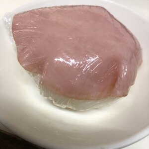 昆布の佃煮入り　ハム巻きおにぎり